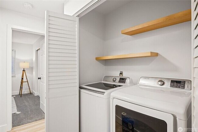 Building Photo - Spacious 2-Bedroom Ground Floor Condo with Private Yard in Kirkland