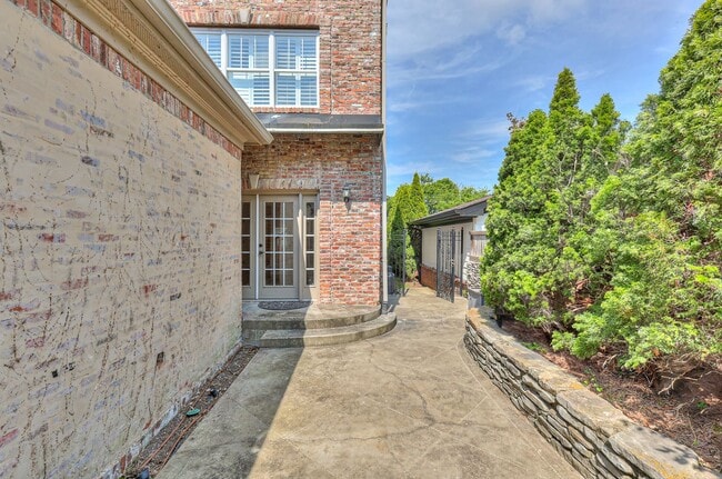 Building Photo - Perfect Brownstone in Sylvan Park near West End