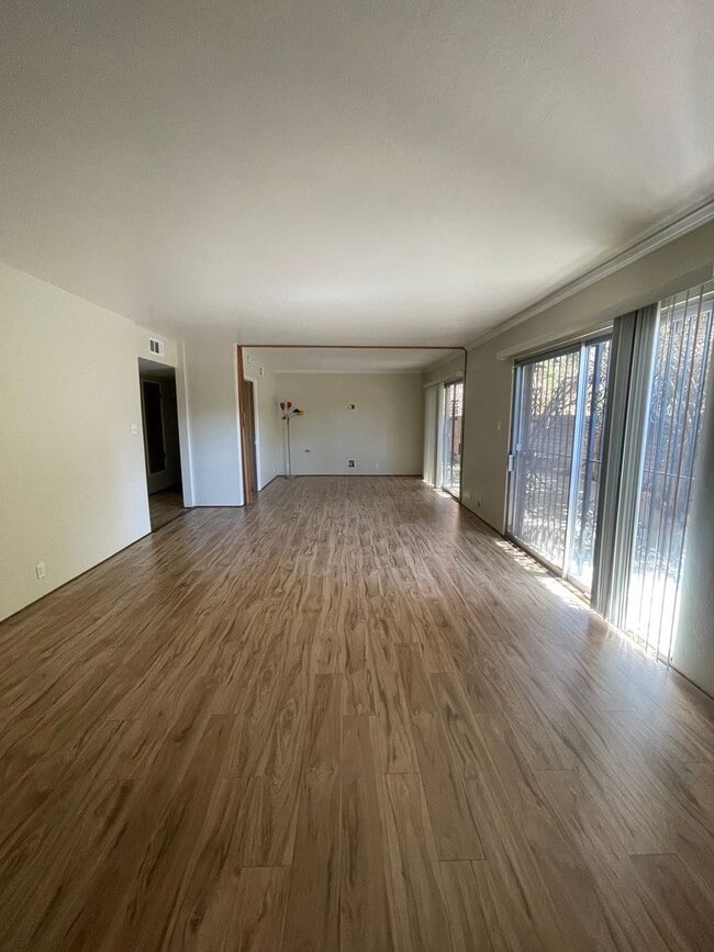 Building Photo - Lovely 2 Bedroom and 2 Bathroom Condo!