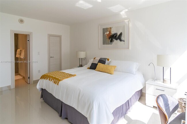 Building Photo - 10275 Collins Ave