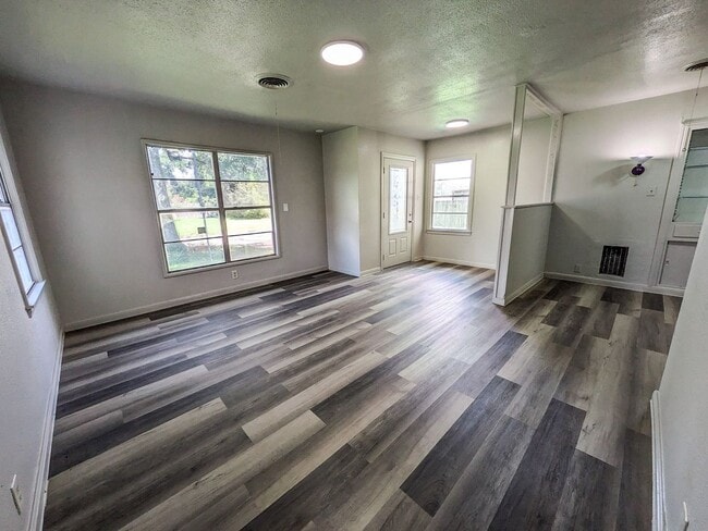 Building Photo - 203 Camellia Ave