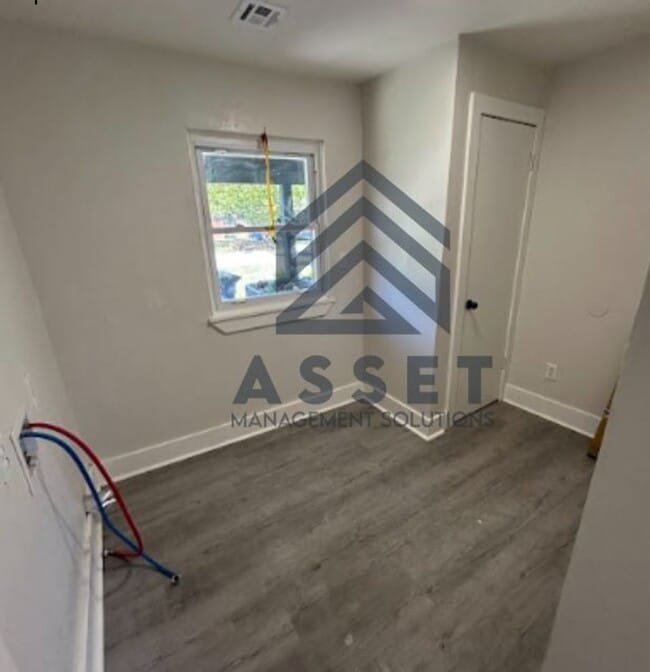 Building Photo - 2116 Westchester Dr