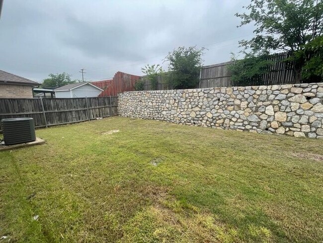 Building Photo - Perfect 3 Bedroom 2 Bath Home! GREAT Fort Worth Location -- Stainless Steel Kitchen Appliances In...
