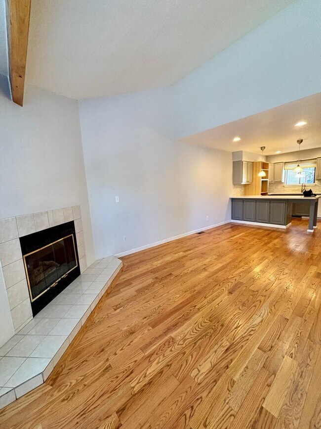 Building Photo - Spacious 3-Bedroom Condo in Prime Golden Location!! Available Now!!