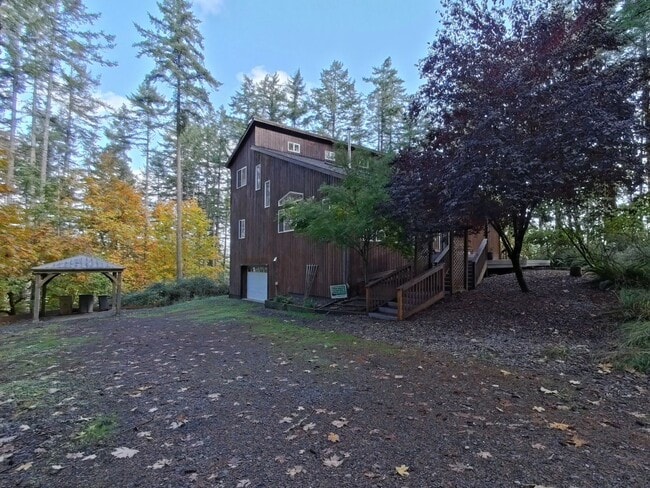 Building Photo - Huge 5 Bedroom Cabin-Style Home on 2+ Wood...