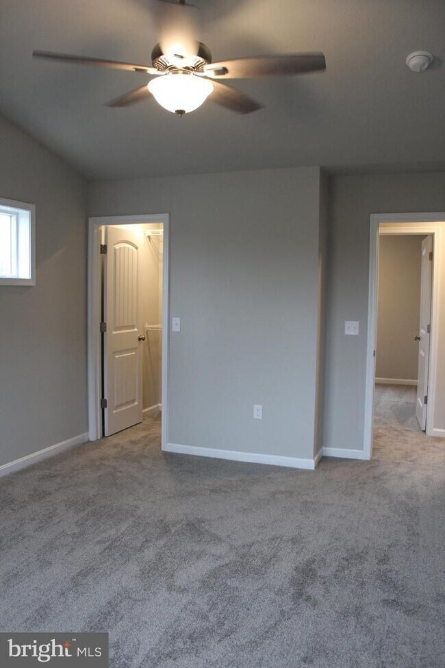 Building Photo - Stunning 3-bedroom townhouse in prime location!