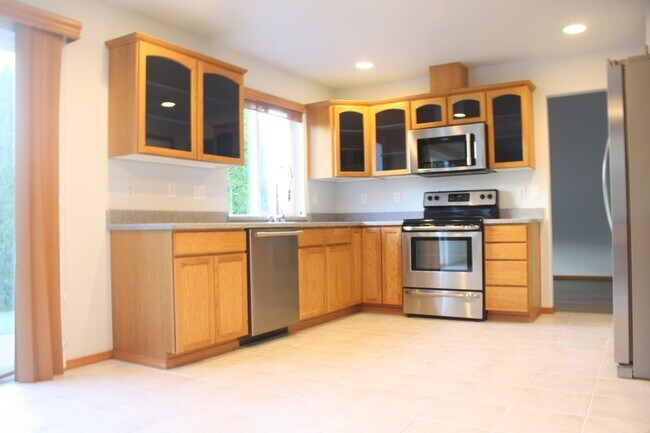 Building Photo - 3 bdrm, 2.5 Bath, 2 car Garage, Gas heat, ...