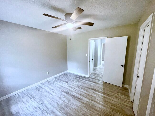 Building Photo - 6930 Woodley Dr