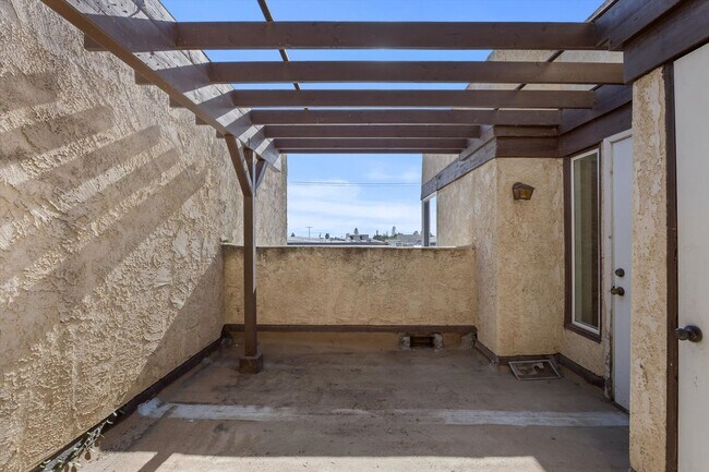 Building Photo - Spacious Condo Near Bakersfield College – Prime Location!