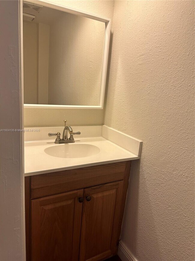 Building Photo - 520 Brickell Key Dr