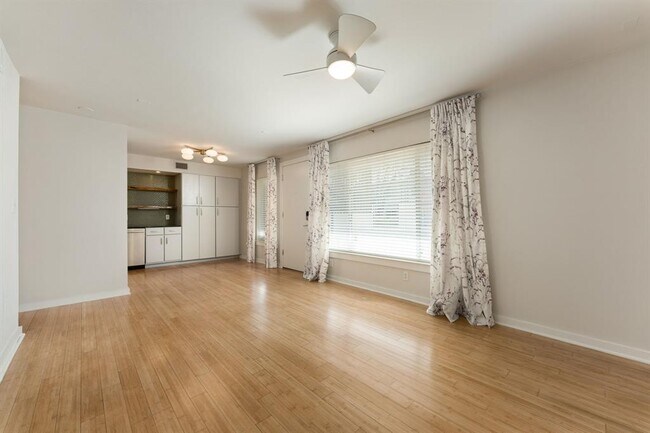 Building Photo - 2200 Dickson Dr