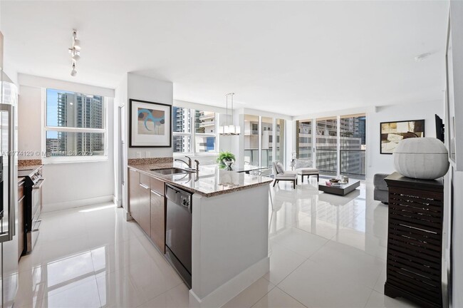 Building Photo - 1155 Brickell Bay Dr