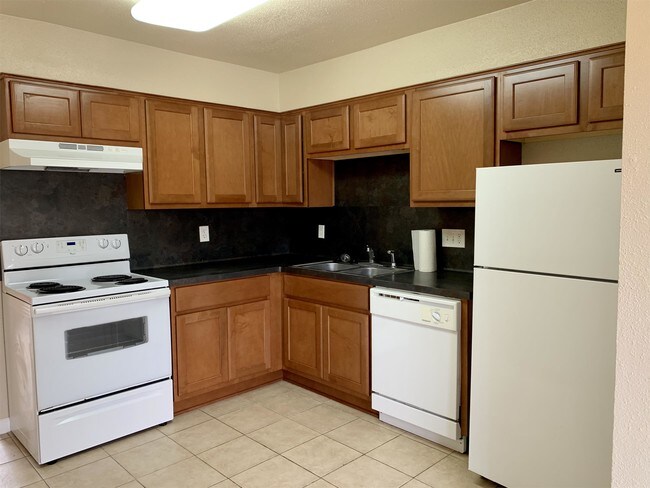 Building Photo - 1612 Mossglenn Cir