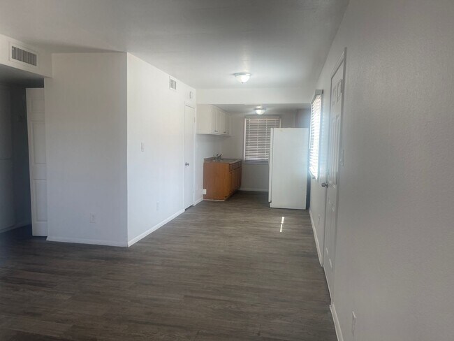 Building Photo - 48th St and Broadway,Single story 2 bed, 1...