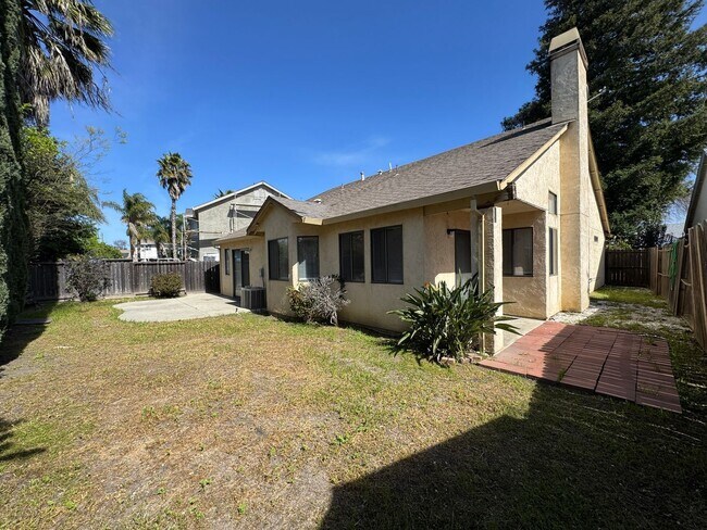 Building Photo - Three Bed, Two Bath Home with a Two Car Garage