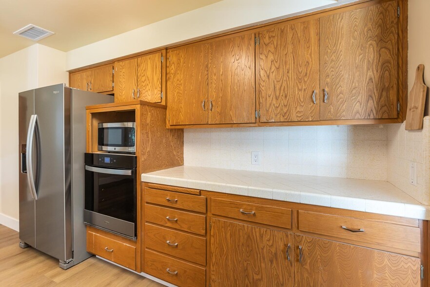 Kitchen - New fridge and oven - 679 Rancho Dr