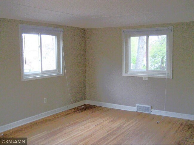 Building Photo - 823 Elm St