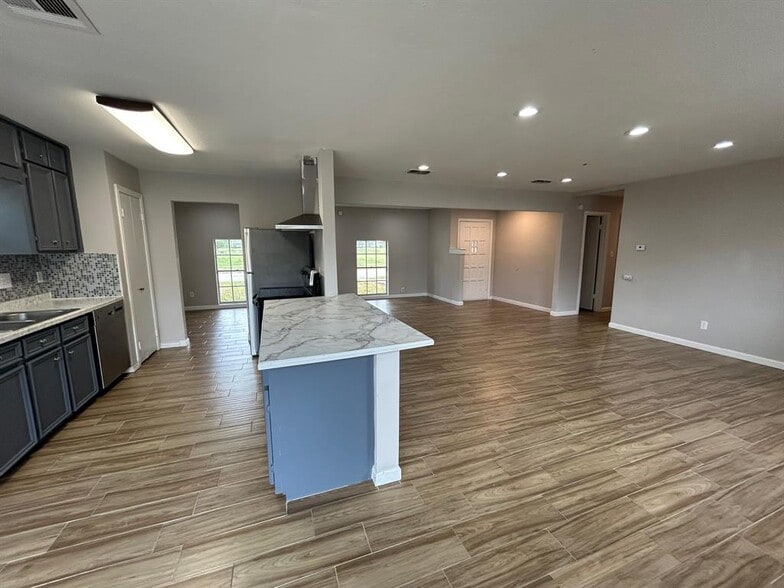 Building Photo - 5926 Darkwood Dr