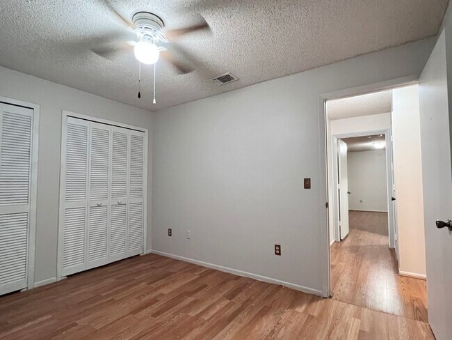 Building Photo - Spacious 3 bedroom 2 bath 2 car garage hom...