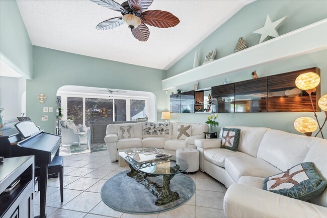 Building Photo - New Listing in The Plantation - 3BD/2BA/2CG Lakefront