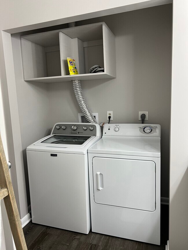 Washer/ dryer in the unit - 5803 Royal Ridge Dr
