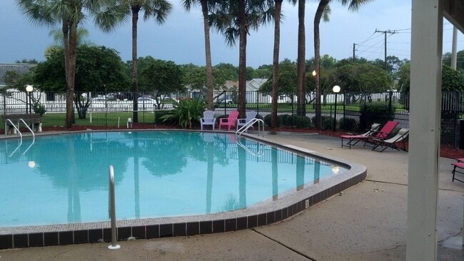 Building Photo - Cute 3 BR/2 BR Home  ~ Community Pool ~ Fe...