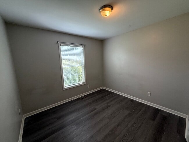 Building Photo - Spacious 3 Bedroom, 2 Bath Home with Garag...