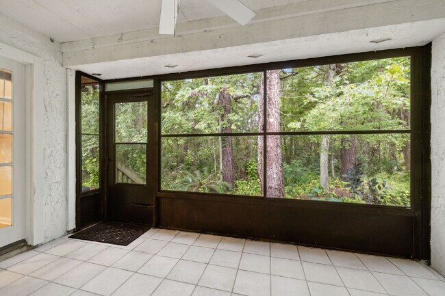 Building Photo - Charming Townhouse Retreat for Rent!