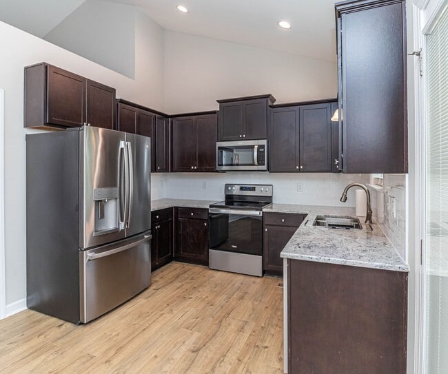 Building Photo - Immaculate 3 BR | 2 BA Ranch Home in Golds...