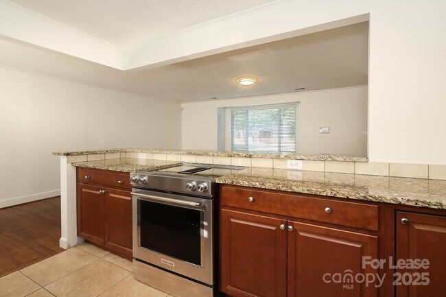 Building Photo - 5310 Buckingham Dr