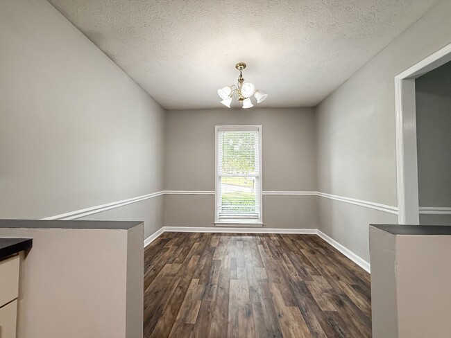 Building Photo - 5001 Sequoia Dr