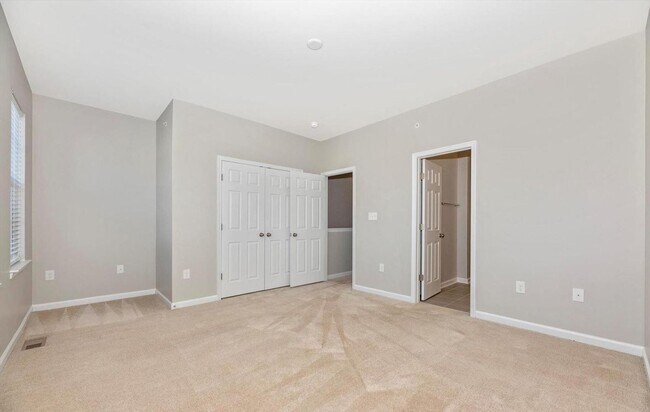 Building Photo - 3 level townhouse (newer construction) in Jefferson Place Community available early June!