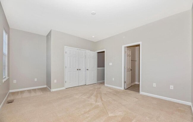 Building Photo - 3 level townhouse (newer construction) in Jefferson Place Community available early May!