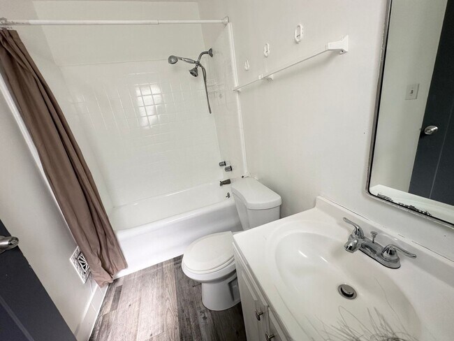 Building Photo - 832 Hilgard Ave