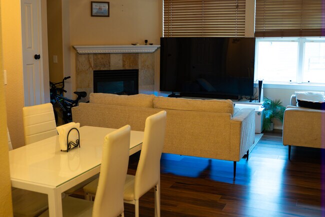 Building Photo - 2 bed 2 bath Condo