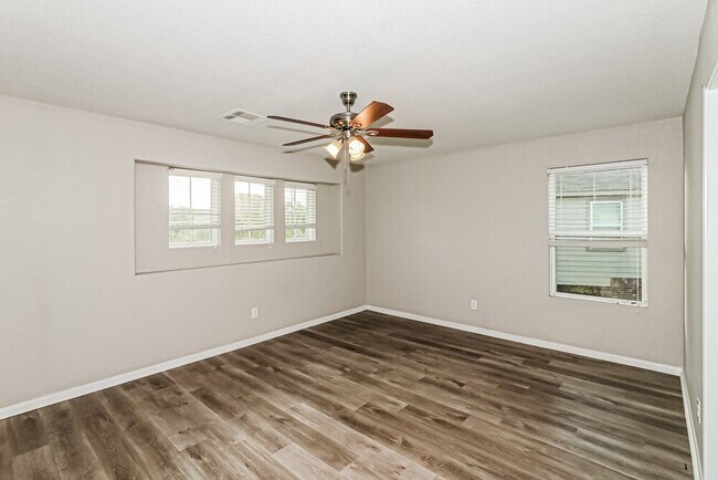 Building Photo - 17818 Aveleigh Ln