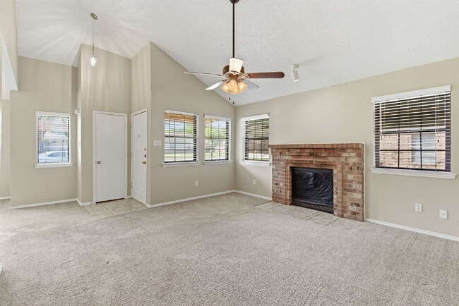 Building Photo - "Bright and Spacious 2-1 Duplex with Flexible Loft Space in Prime Keller Location!"