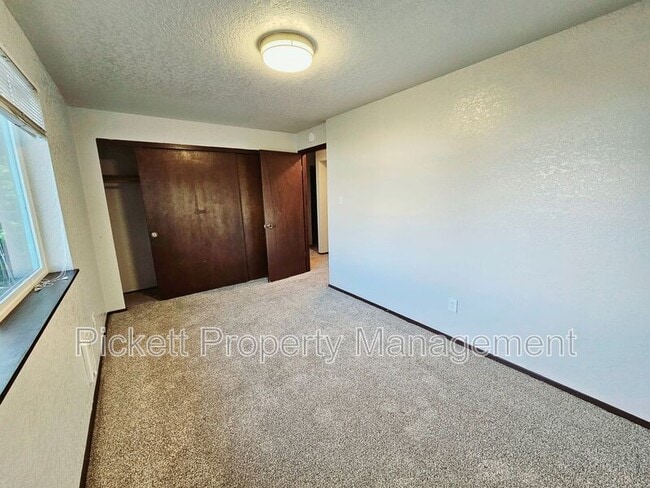 Building Photo - 4619 Beach Dr E