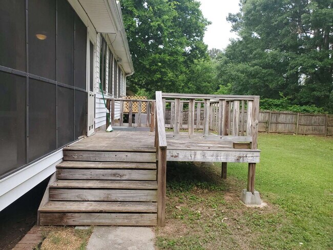 Building Photo - "Spacious 5-Bedroom Retreat with 3 Full Baths in Huntsville – Your Perfect Family Home Awaits!"