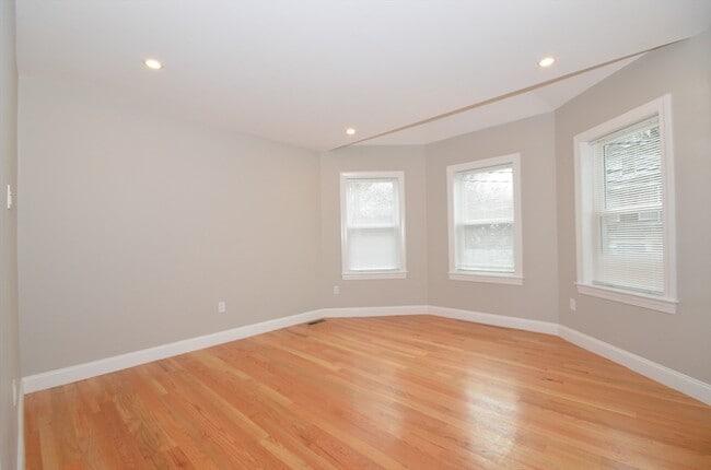 Building Photo - 18 Eaton Ave