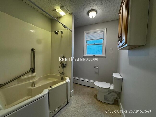 Building Photo - 513 Main St