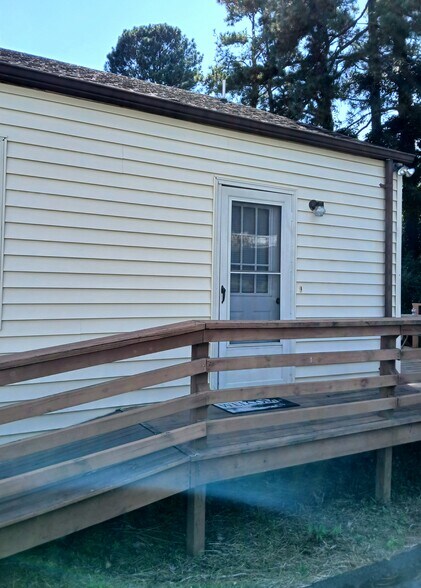 your private entry + paved parking - 703 Monroe St