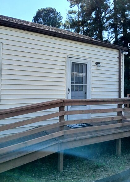 your private entry - 703 Monroe St