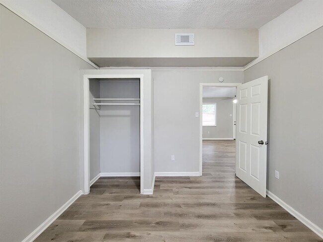 Building Photo - 405 Silver River Dr