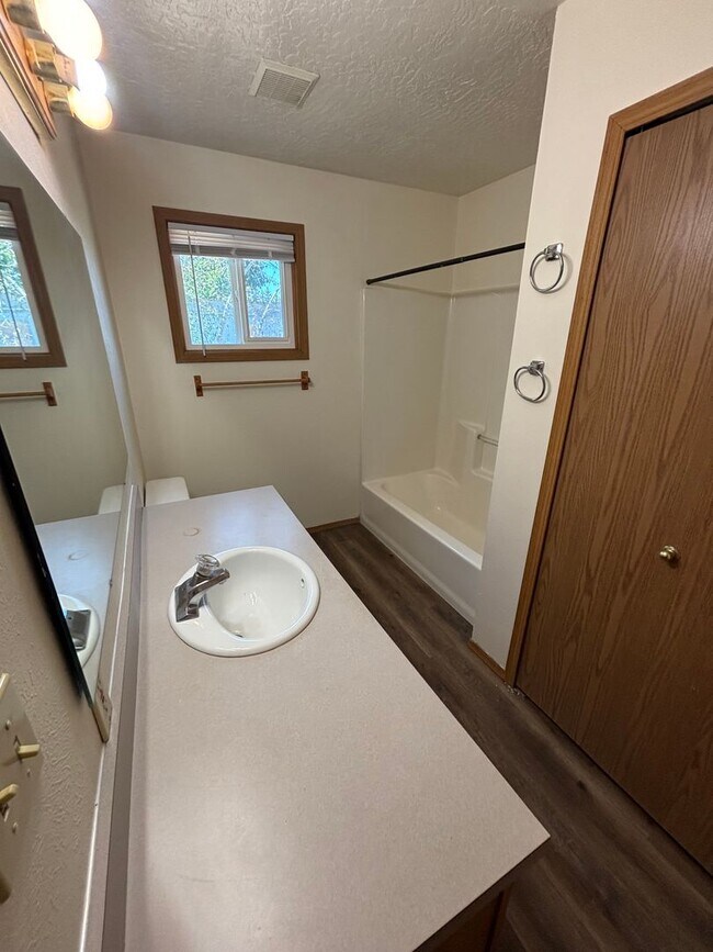 Building Photo - 727 Hendrickson Dr