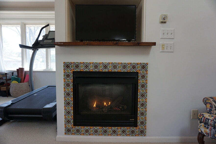 Gas fireplace - 4060 Victoria St N