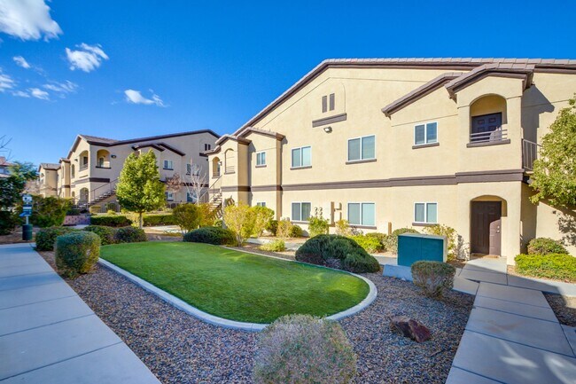 Building Photo - CLEAN, move in ready~GATED and super COMMUNITY!