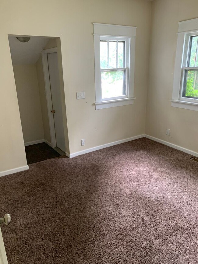 Building Photo - 5 bedroom Available!!  ***AUG 2027*** 5 bed, 3 bath Near Kirkwood!