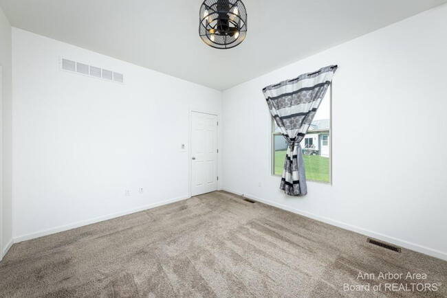 Building Photo - 8389 Ardmoor Dr
