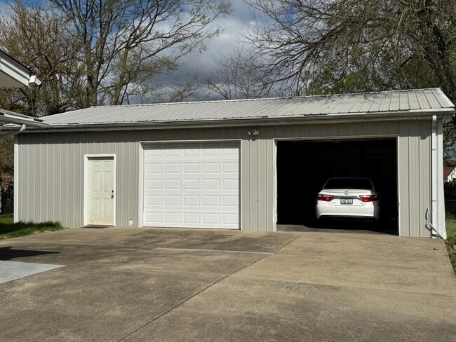 Building Photo - 663 Redwood Dr